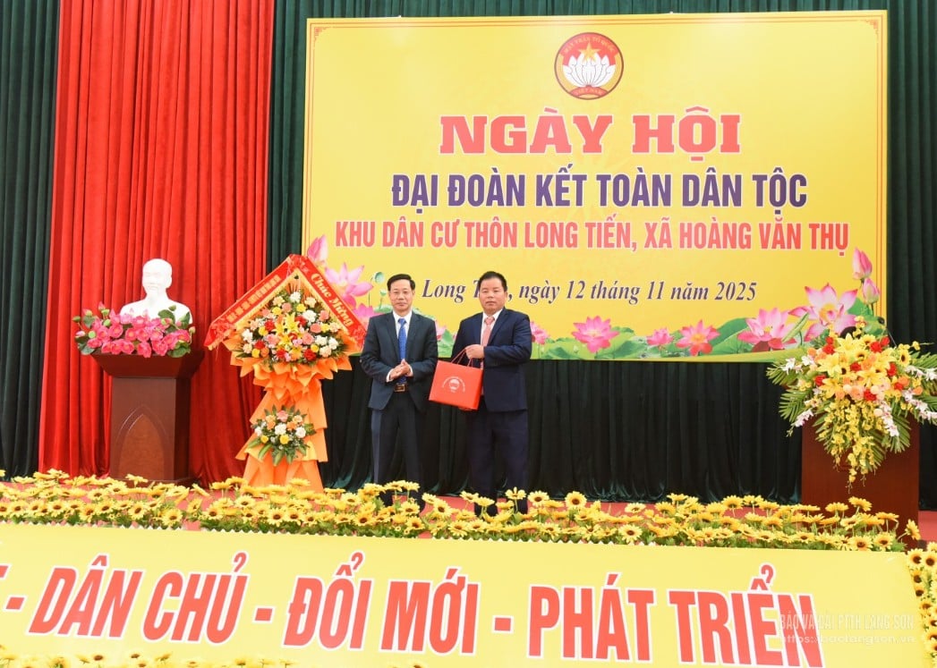 Lãnh đạo Ủy ban MTTQ Việt Nam tỉnh tặng quà người có uy tín tiêu biểu của thôn Long Tiến