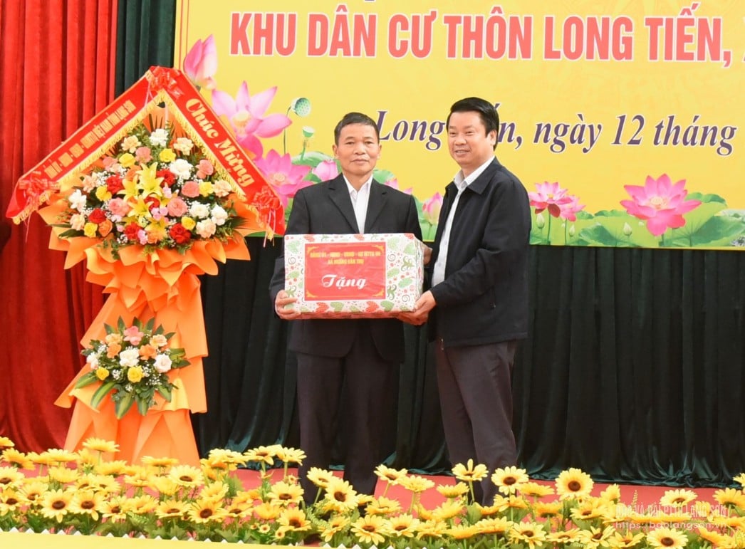 Lãnh đạo Đảng ủy xã Hoàng Văn Thụ tặng quà cho đại diện thôn Long Tiến