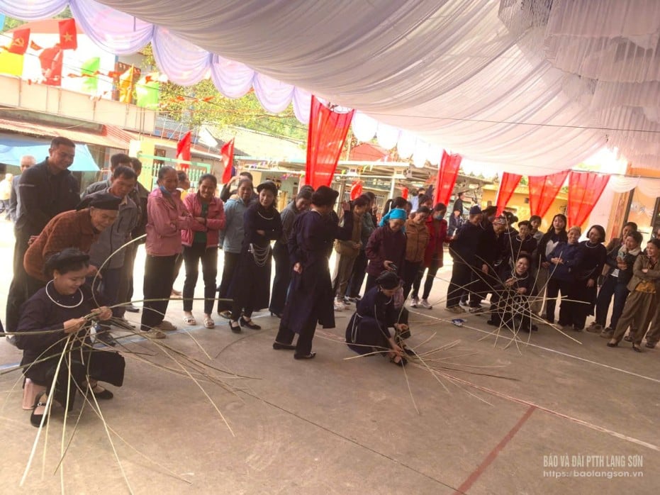 Người dân tham gia trò chơi đan lồng gà tại ngày hội