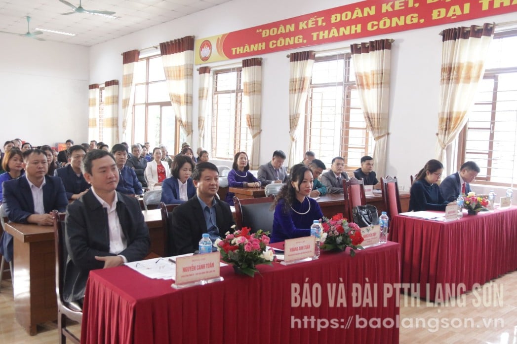 Các đại biểu dự ngày hội tại thôn Điềm He 2, xã Điềm He