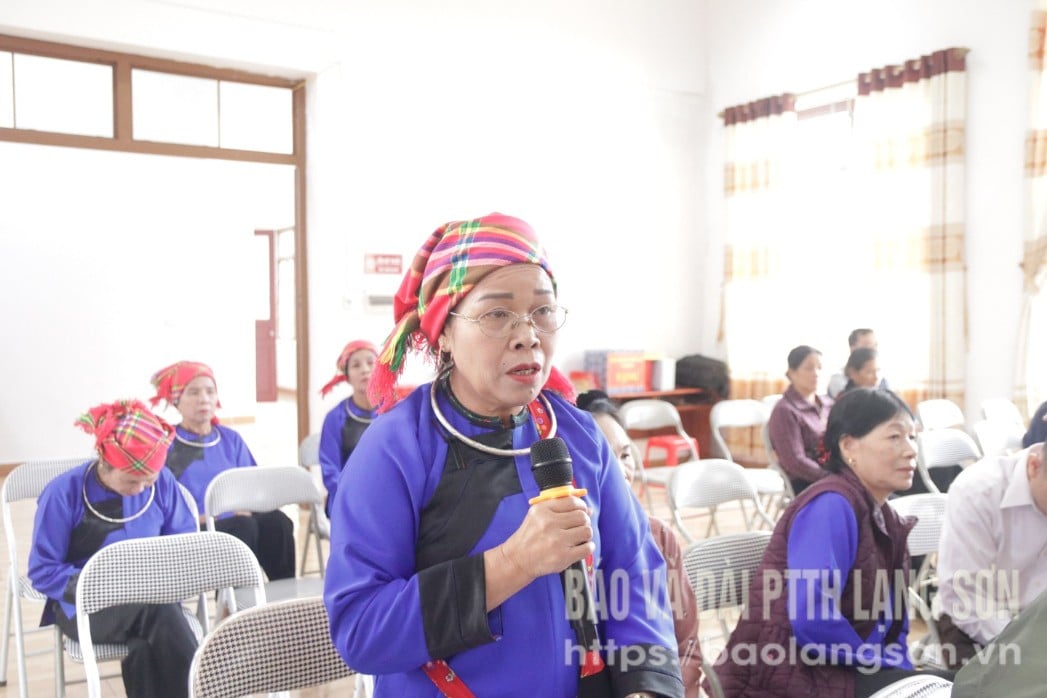 Người dân thôn Điềm He 2 phát biểu tại ngày hội