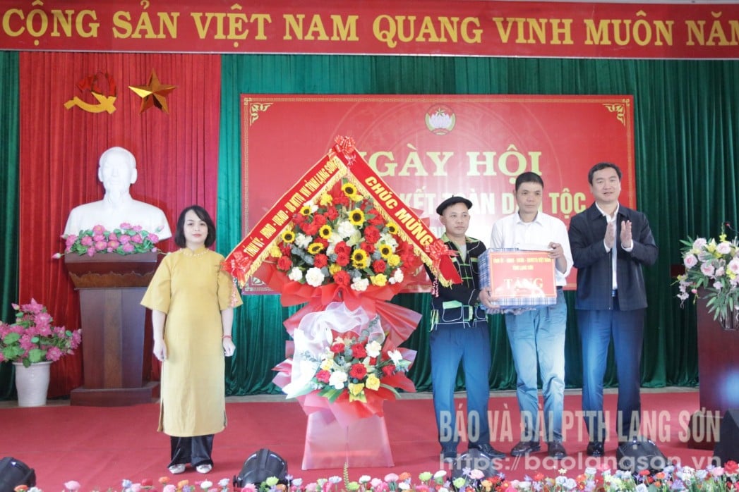 Đồng chí Nguyễn Cảnh Toàn, Phó Bí thư Tỉnh ủy, Chủ tịch UBND tỉnh tặng quà, hoa chúc mừng thôn Điềm He 2
