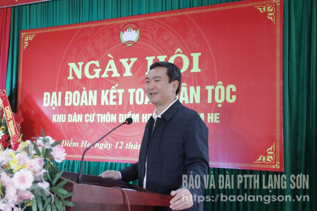 Đồng chí Nguyễn Cảnh Toàn, Phó Bí thư Tỉnh ủy, Chủ tịch UBND tỉnh phát biểu tại ngày hội