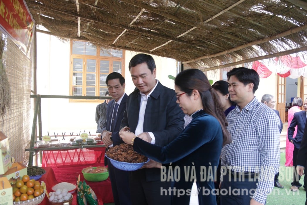 Đồng chí Nguyễn Cảnh Toàn, Phó Bí thư Tỉnh ủy, Chủ tịch UBND tỉnh tham quan gian hàng giới thiệu nông sản xã Điềm He