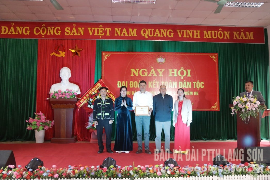 Lãnh đạo xã Điềm He trao danh hiệu 