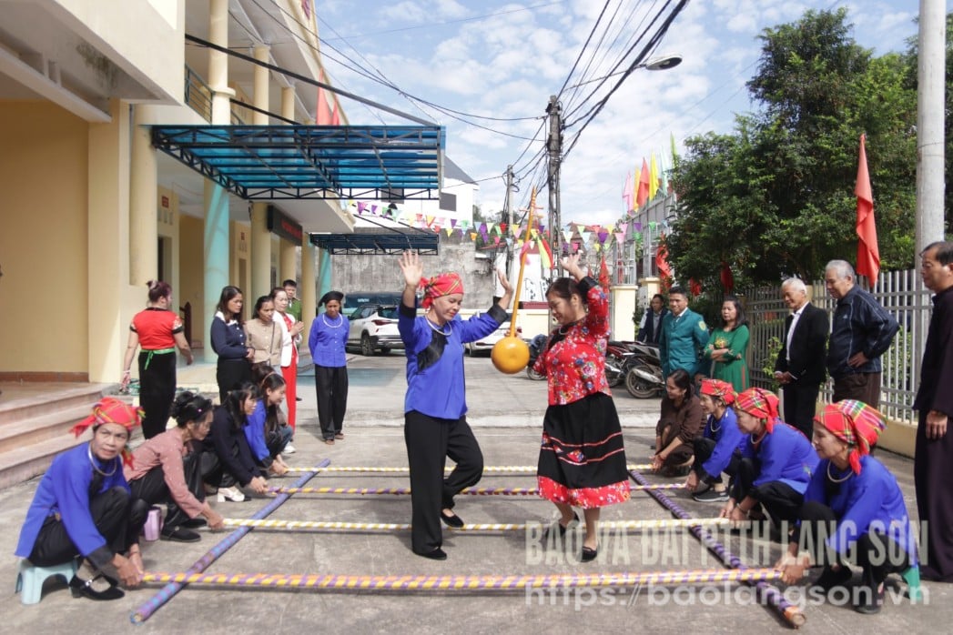 Người dân thôn tham gia vui chơi tại ngày hội
