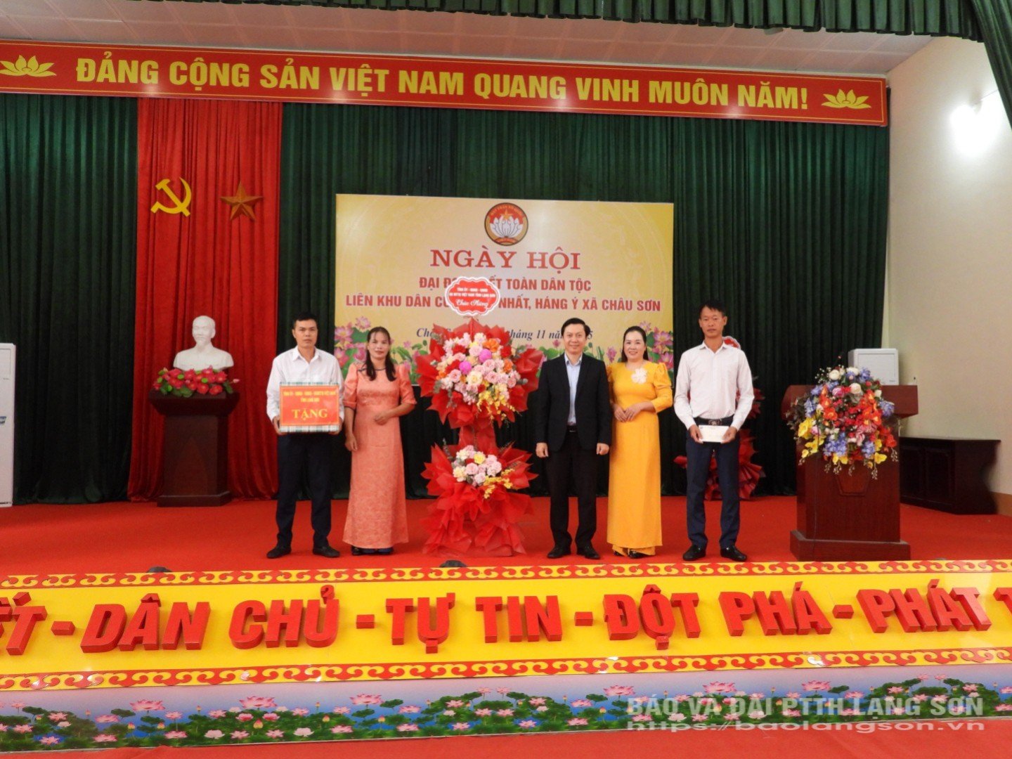 Đồng chí Chủ tịch Ủy ban Mặt trận Tổ quốc tỉnh tặng quà thôn Thống Nhất và Háng Ý