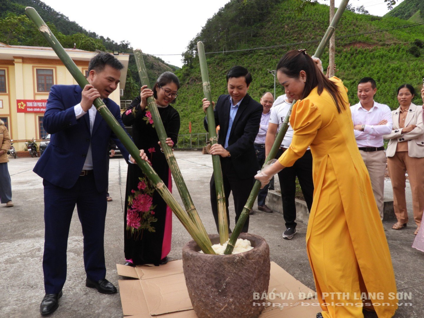 Lãnh đạo Ủy ban Mặt trận Tổ quốc tỉnh và xã Châu Sơn tham gia giã bánh dày