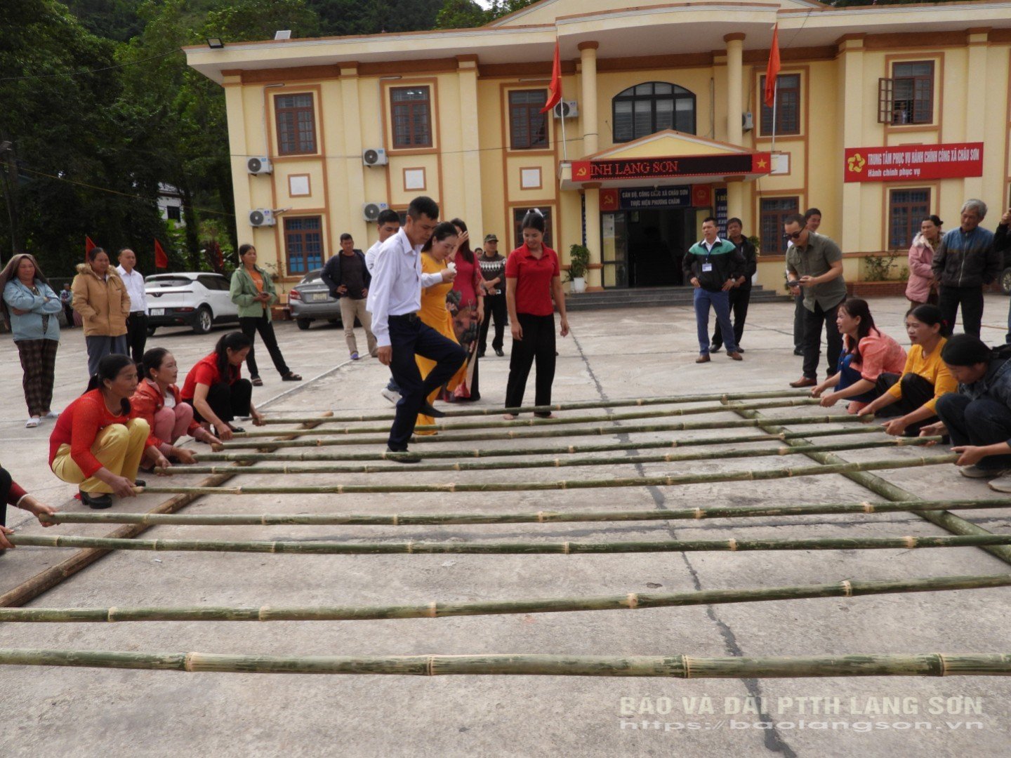 Người dân hai thôn Háng Ý và Thống Nhất tham gia nhảy sạp
