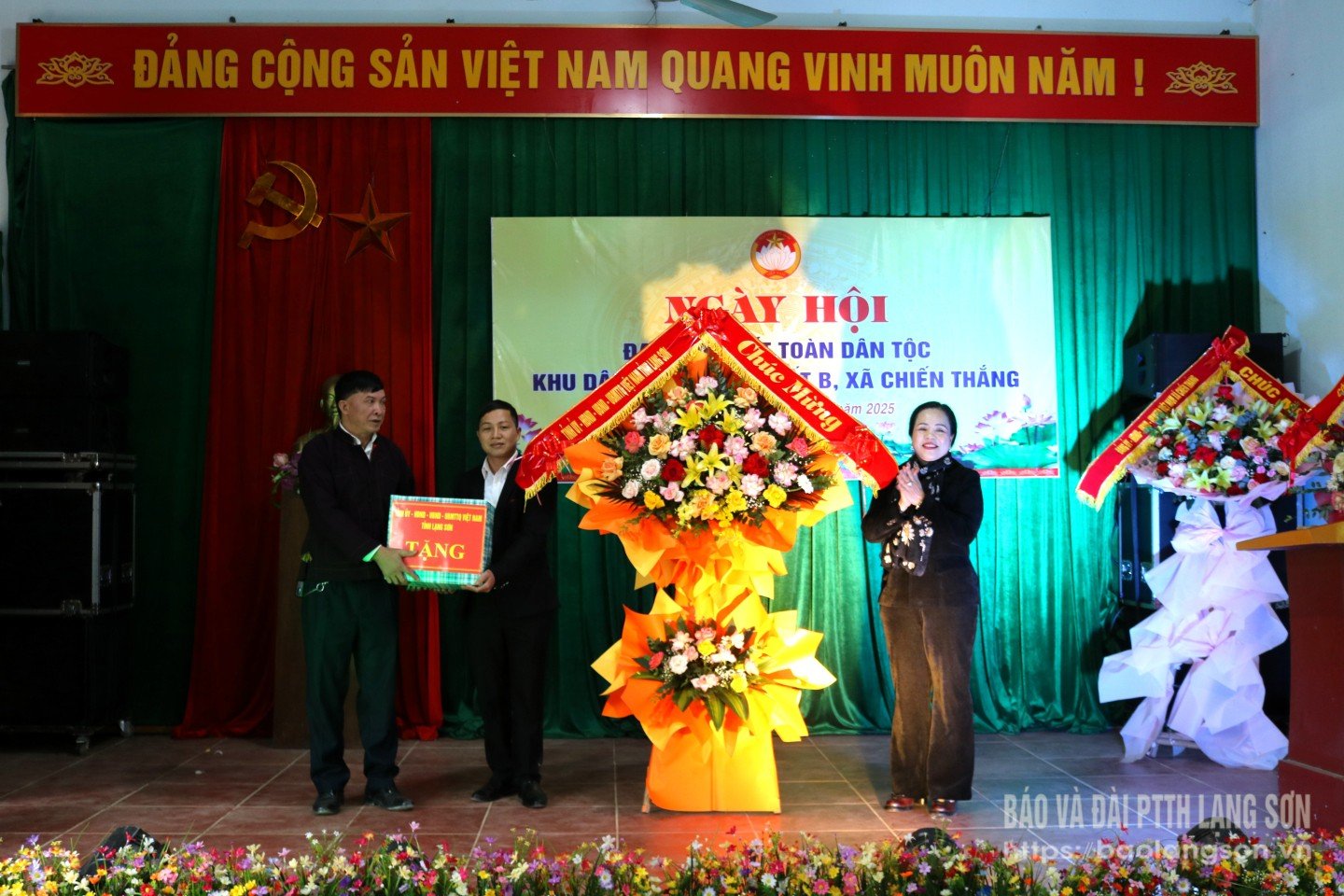 Đồng chí Giáp Thị Bắc, Ủy viên Ban Thường vụ Tỉnh ủy, Trưởng Ban Tổ chức Tỉnh ủy tặng quà khu dân cư thôn Nà Pất B