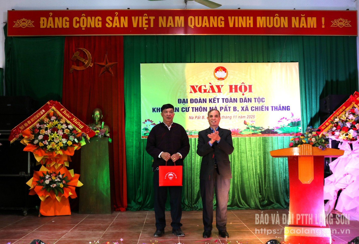 Lãnh đạo Ủy ban MTTQ Việt Nam tỉnh tặng quà người uy tín tiêu biểu thôn Nà Pất B