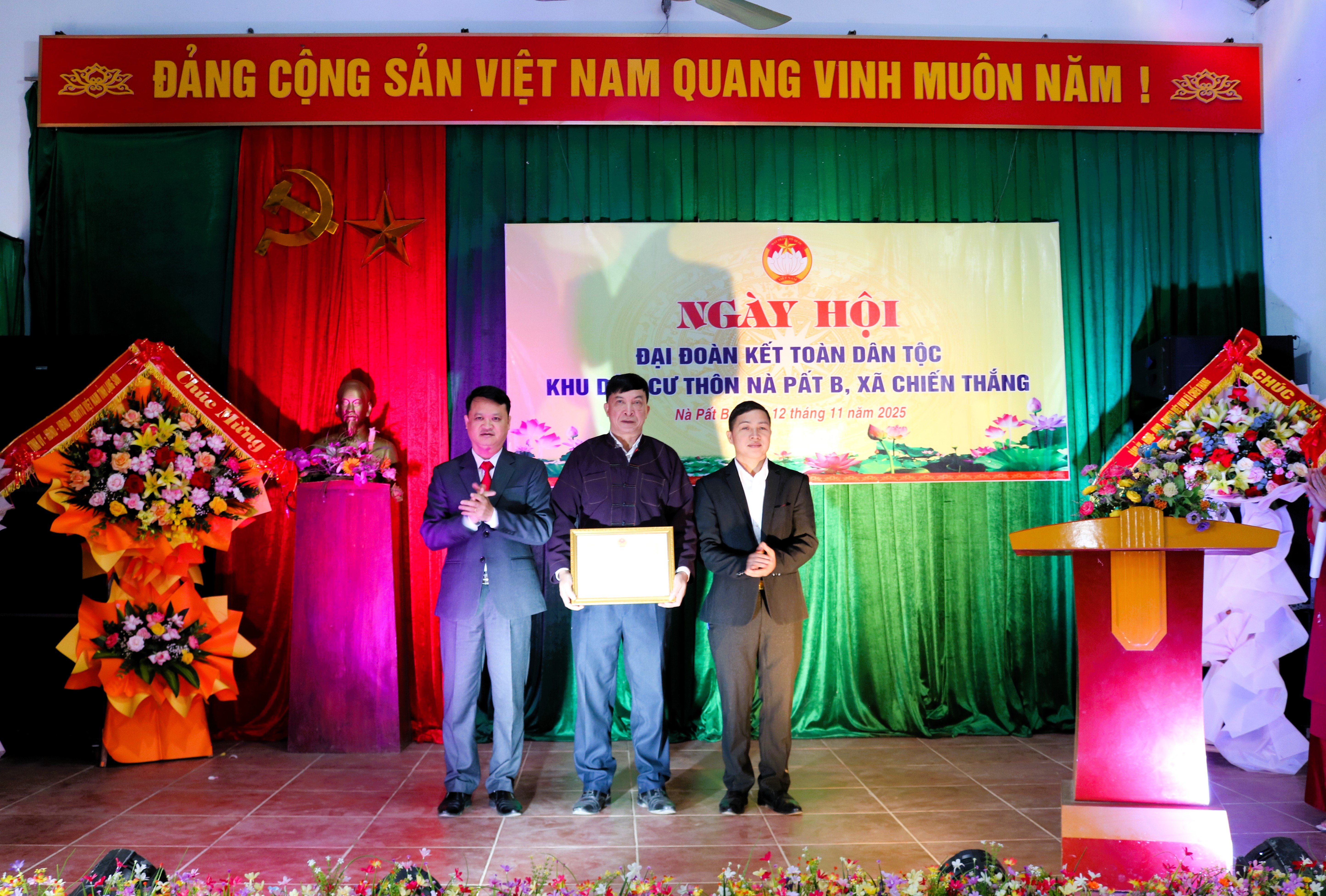 Lãnh đạo UBND xã Chiến Thắng đã trao tặng danh hiệu “Thôn văn hóa” năm 2025 cho đại diện thôn Nà Pất B