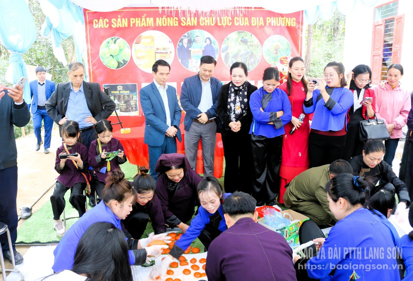 Người dân thôn Nà Pất B vui hội với phần thi làm bánh giầy