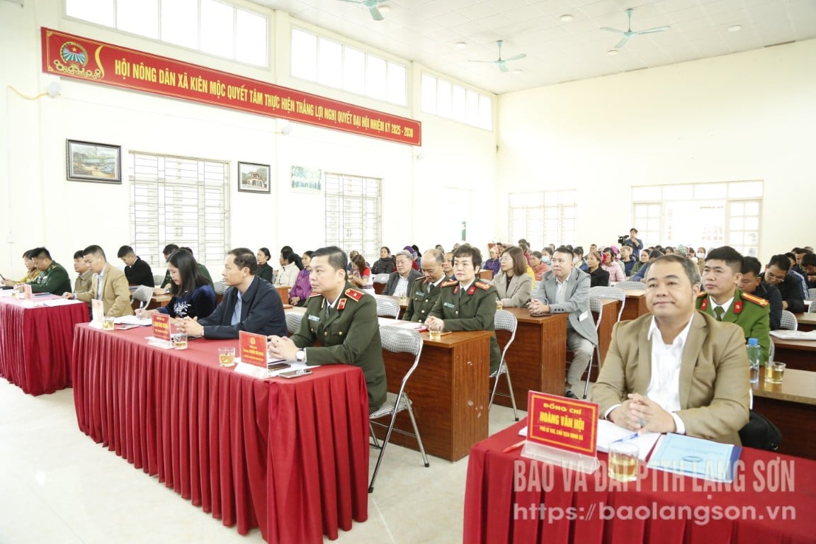 Các đại biểu và người dân dự ngày hội đại đoàn kết thôn Nà Lừa, xã Kiên Mộc