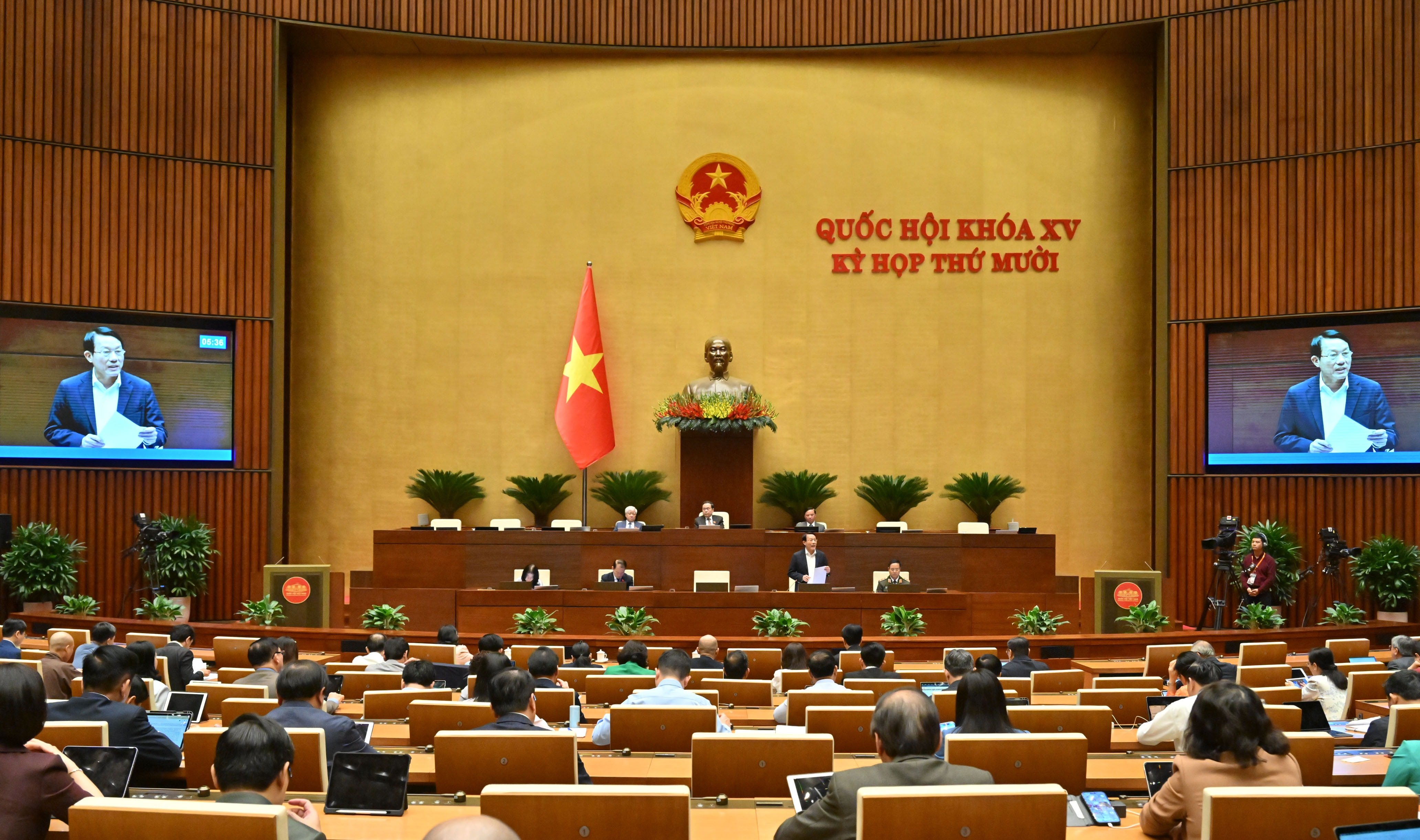 Minister van Openbare Veiligheid Luong Tam Quang legt een aantal kwesties uit en verduidelijkt die van belang zijn voor de afgevaardigden van de Nationale AssembleeVQK_0245