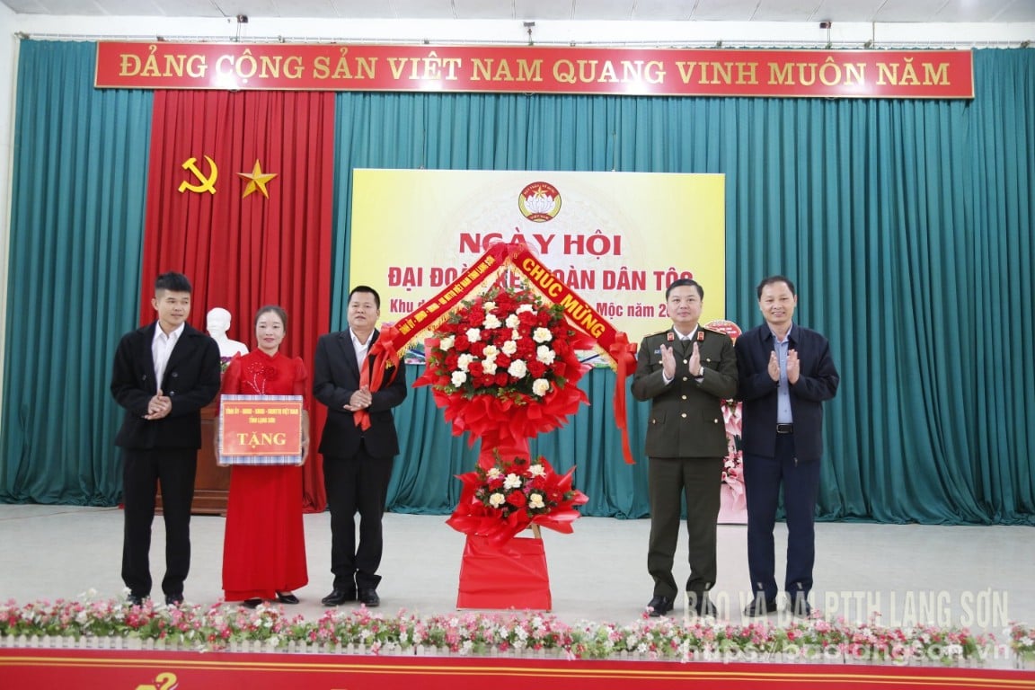 Thiếu tướng Nguyễn Tiến Trung, Ủy viên Ban Thường vụ Tỉnh ủy, Giám đốc Công an tỉnh và Lãnh đạo Sở Tư Pháp tặng hoa và quà thôn Nà Lừa