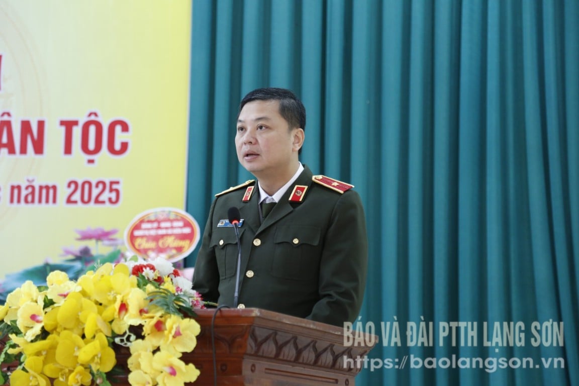 Đồng chí Thiếu tướng Nguyễn Tiến Trung, Ủy viên Ban Thường vụ Tỉnh ủy, Giám đốc Công an tỉnh phát biểu tại ngày hội