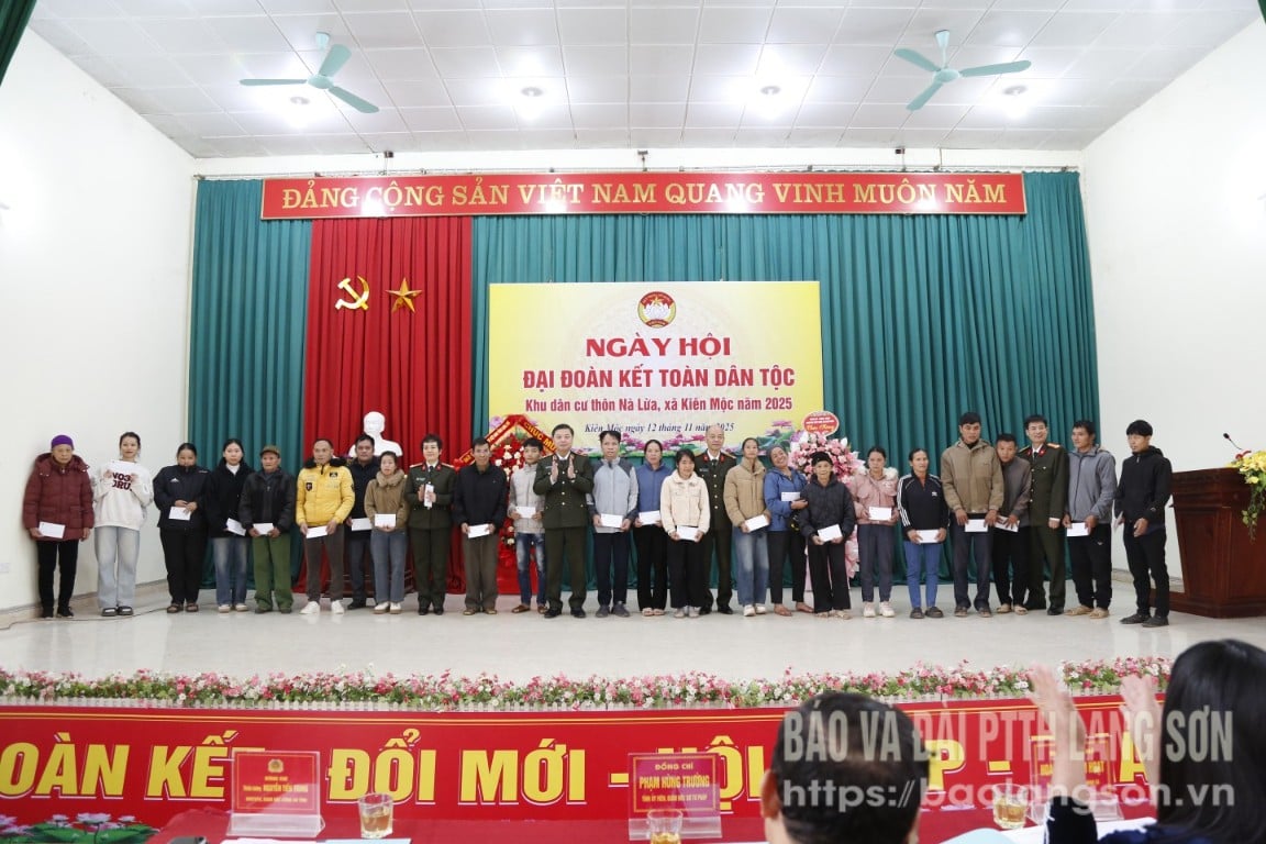 Đồng chí Giám đốc Công an tỉnh tặng quà các gia đình chính sách trên địa bàn