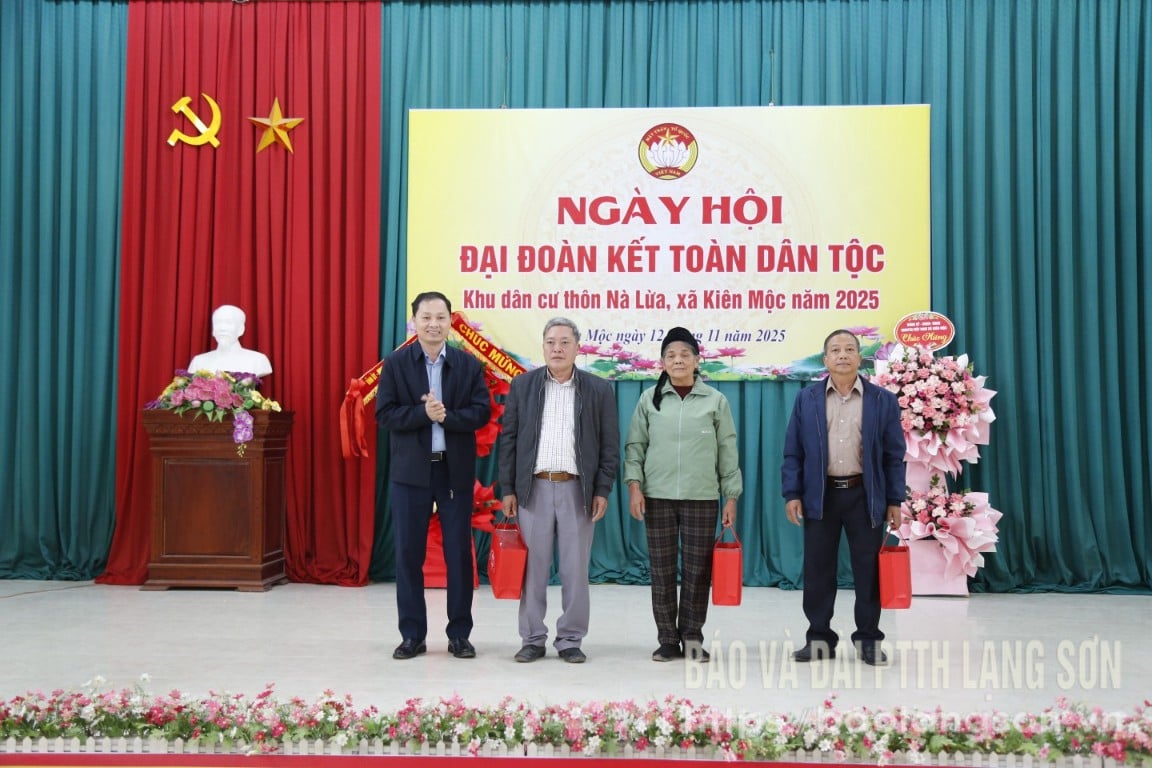 Lãnh đạo Sở Tư pháp tặng quà người uy tín tiêu biểu trên địa bàn