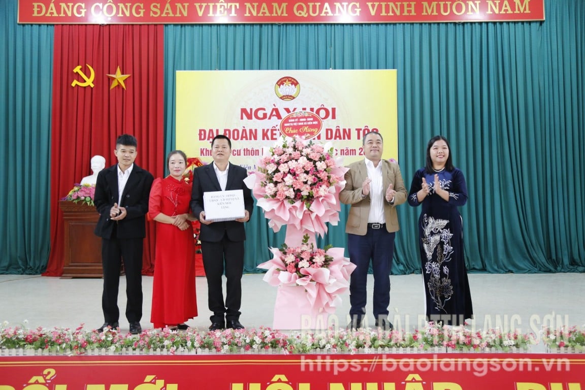 Lãnh đạo xã tặng hoa và quà thôn Nà Lừa