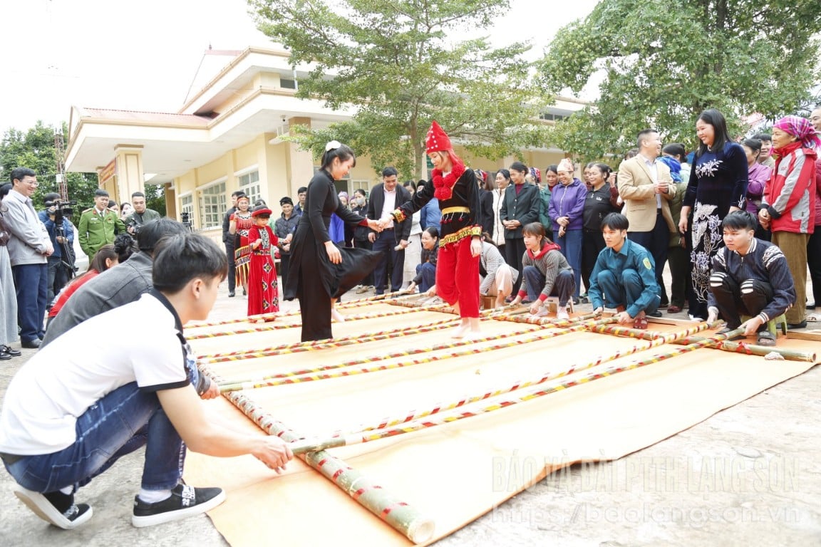 Các đại biểu và người dân tham gia nhảy sạp