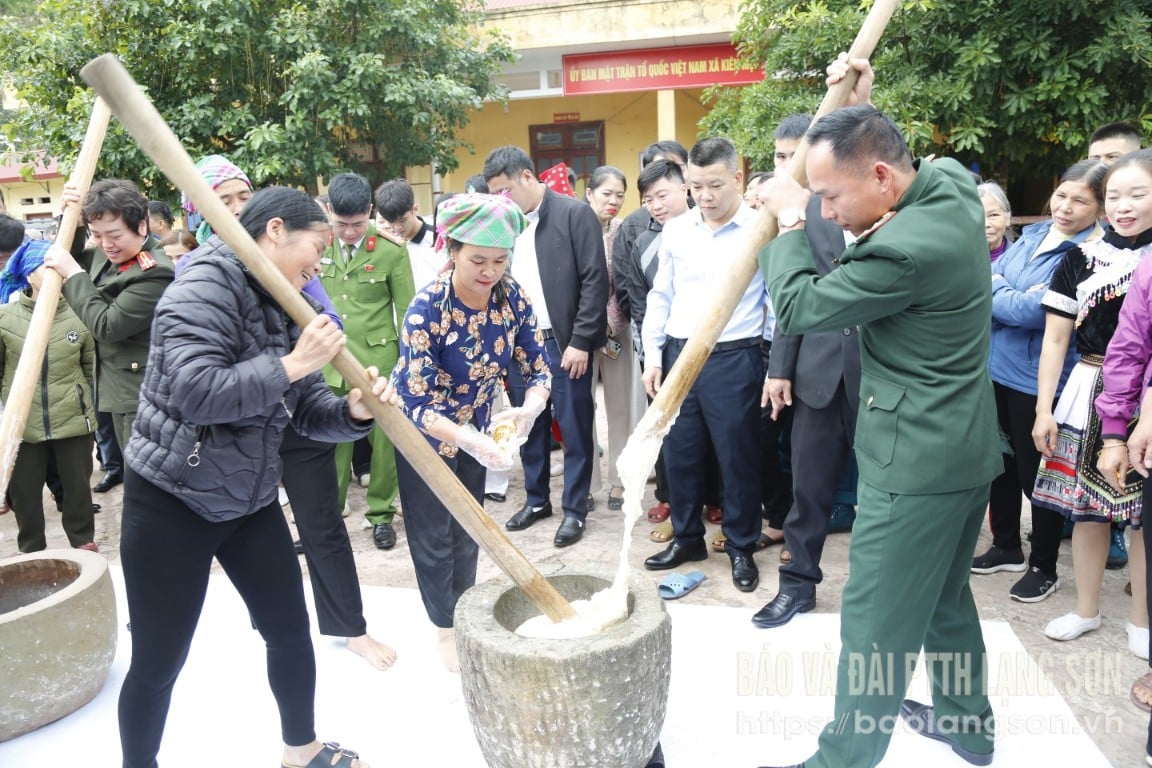 Các đại biểu và người dân tham gia giã bánh dày tại ngày hội