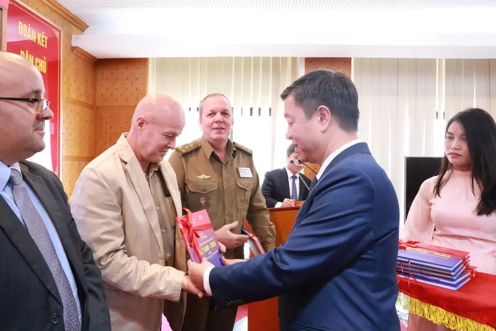 Prezentarea cărții reprezentantului Ambasadei Cubei în Vietnam