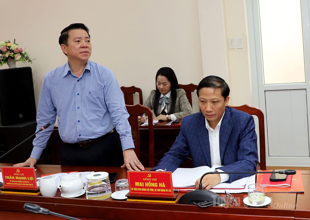 ប្រធាន​គណៈកម្មការ​ឃោសនា និង​បំផុស​ចលនា​បក្ស​ខេត្ត លោក Tran Manh Loi បាន​ពិភាក្សា​ក្នុង​កិច្ច​ប្រជុំ​ការងារ។