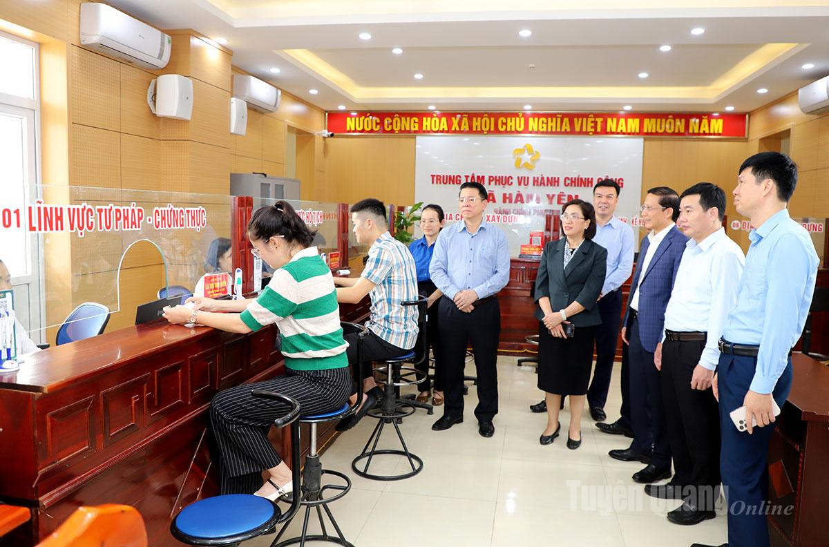 អនុប្រធានគណៈកម្មាធិការឃោសនាការមជ្ឈិម លោក Dinh Thi Mai បានទៅទស្សនាមជ្ឈមណ្ឌលរដ្ឋបាលឃុំ Ham Yen