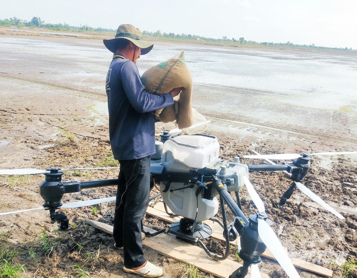 Hợp tác xã Nông nghiệp Đường Gỗ Lộ thực hiện đa dịch vụ cho xã viên, từ bơm tát, làm đất, thu hoạch, cung ứng giống, sạ lúa, rải phân, phun thuốc bằng máy bay không người lái. Ảnh: Trung Chánh.