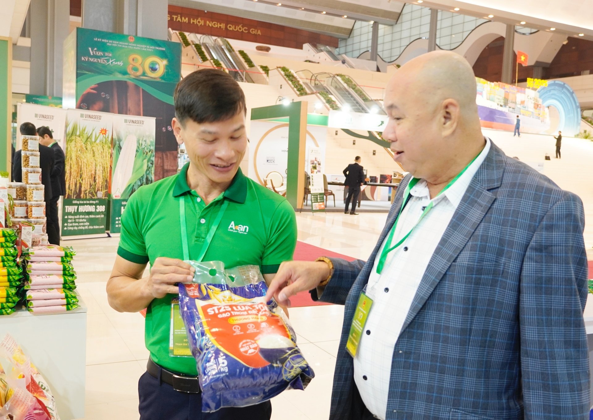 Khách hàng bày tỏ sự quan tâm đối với các sản phẩm gạo của Tập đoàn Tân Long tại gian hàng của Công ty, trong khuôn khổ Lễ Kỷ niệm 80 năm Ngành Nông nghiệp và Môi trường và Đại hội Thi đua yêu nước lần thứ I. Ảnh: Hồng Thắm.