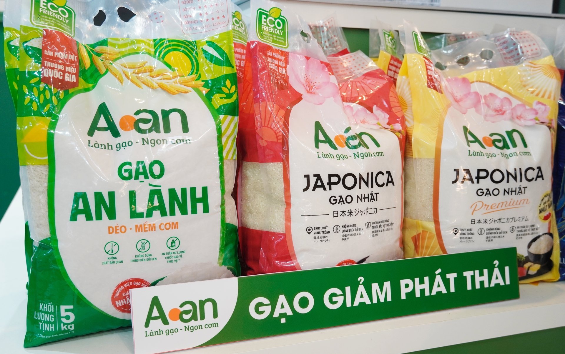 Gạo sạch Aan liên tiếp được trao chứng nhận 'Gạo Việt xanh phát thải thấp'. Ảnh: Hồng Thắm.