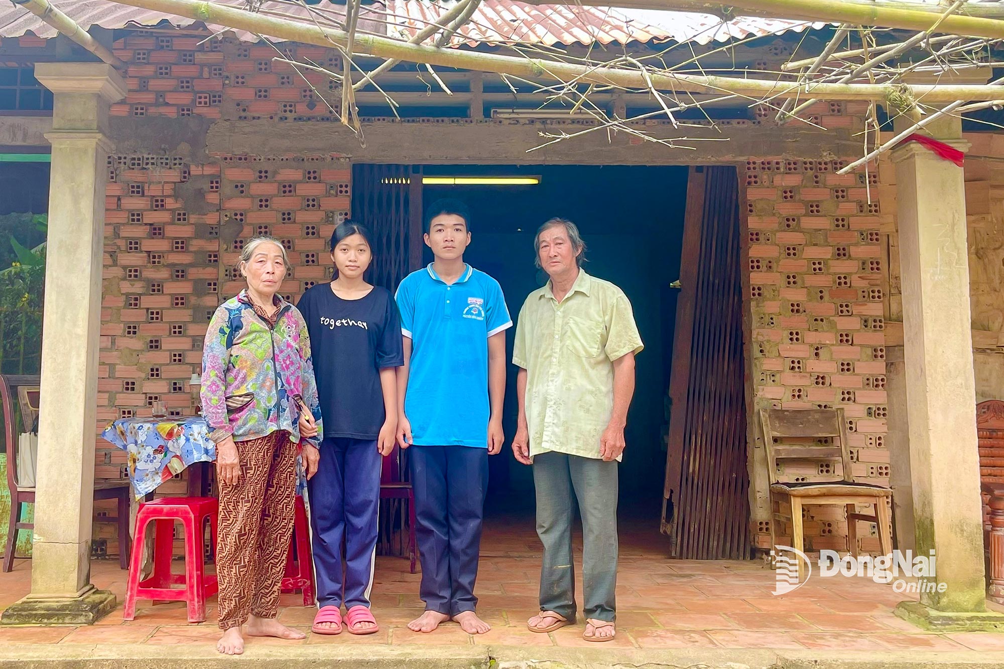 Empat anggota keluarga Thinh berjuang keras mencari nafkah di rumah tua yang bobrok dan sudah bertahun-tahun tidak ada uang untuk memperbaikinya. Foto: Thu Hien 