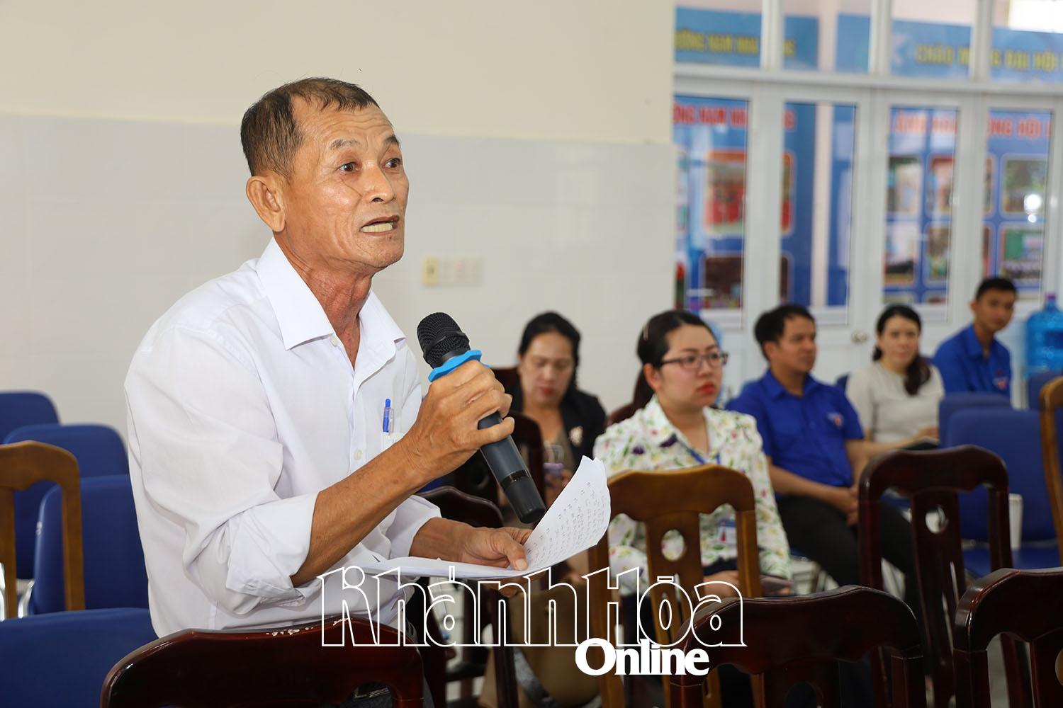 អ្នកបោះឆ្នោតបានបញ្ចេញមតិនៅក្នុងកិច្ចប្រជុំ។