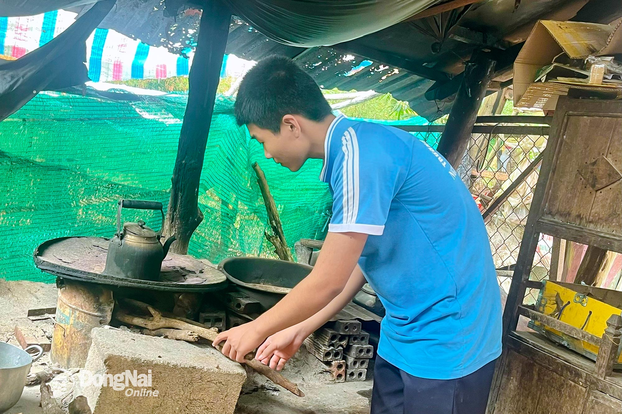 Setelah setiap jam belajar, Thinh sibuk dengan berbagai pekerjaan untuk mencari nafkah. Foto: Thu Hien