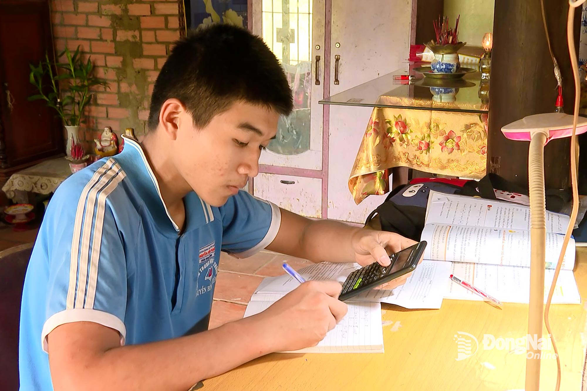 Jalan menuju sekolah masih penuh kesulitan, tetapi mata Thinh masih bersinar dengan keyakinan dan kehausan akan ilmu pengetahuan. Foto: Thu Hien