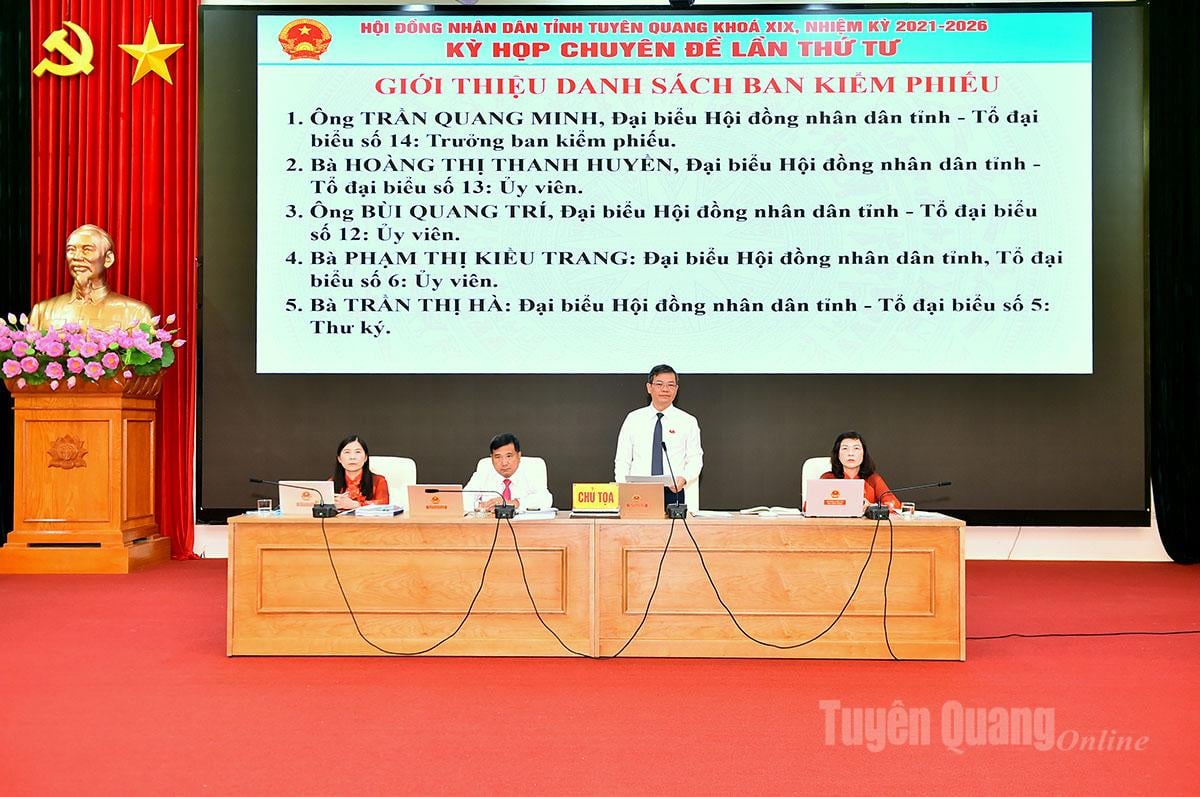 សមមិត្ត Nguyen Van Son ប្រធានក្រុមប្រឹក្សាប្រជាជនខេត្ត និងជាអនុប្រធានក្រុមប្រឹក្សាប្រជាជនខេត្ត បានដឹកនាំកិច្ចប្រជុំ។