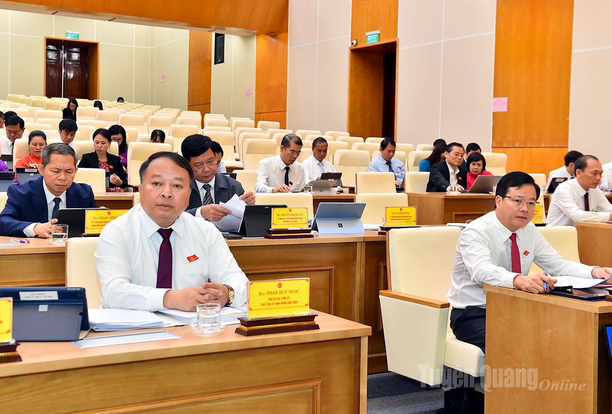 សមមិត្ត Phan Huy Ngoc អនុលេខាគណៈកម្មាធិការបក្សខេត្ត ប្រធានគណៈកម្មាធិការប្រជាជនខេត្តបានចូលរួមកិច្ចប្រជុំ។