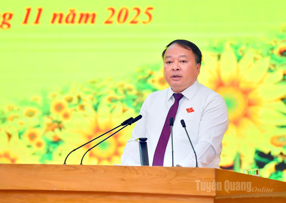 សមមិត្ត ផាន់ ហ៊ុយង៉ុក អនុលេខាគណៈកម្មាធិការបក្សខេត្ត ប្រធានគណៈកម្មាធិការប្រជាជនខេត្ត ថ្លែងក្នុងកិច្ចប្រជុំ។