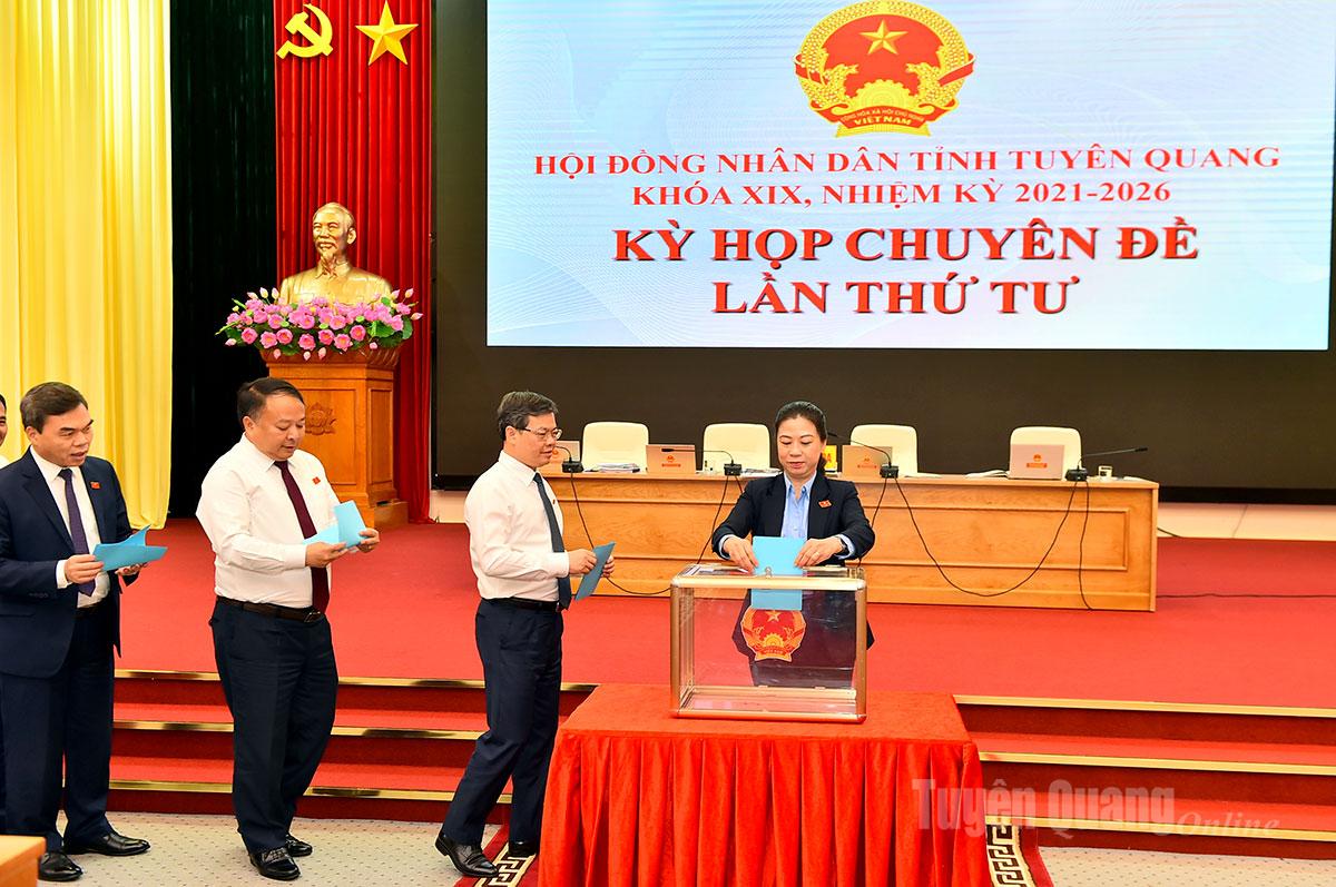 សមាជិកអចិន្ត្រៃយ៍នៃគណៈកម្មាធិការបក្សខេត្ត និងប្រតិភូបានបោះឆ្នោតជ្រើសរើសសមាជិកគណៈកម្មាធិការប្រជាជនខេត្ត។