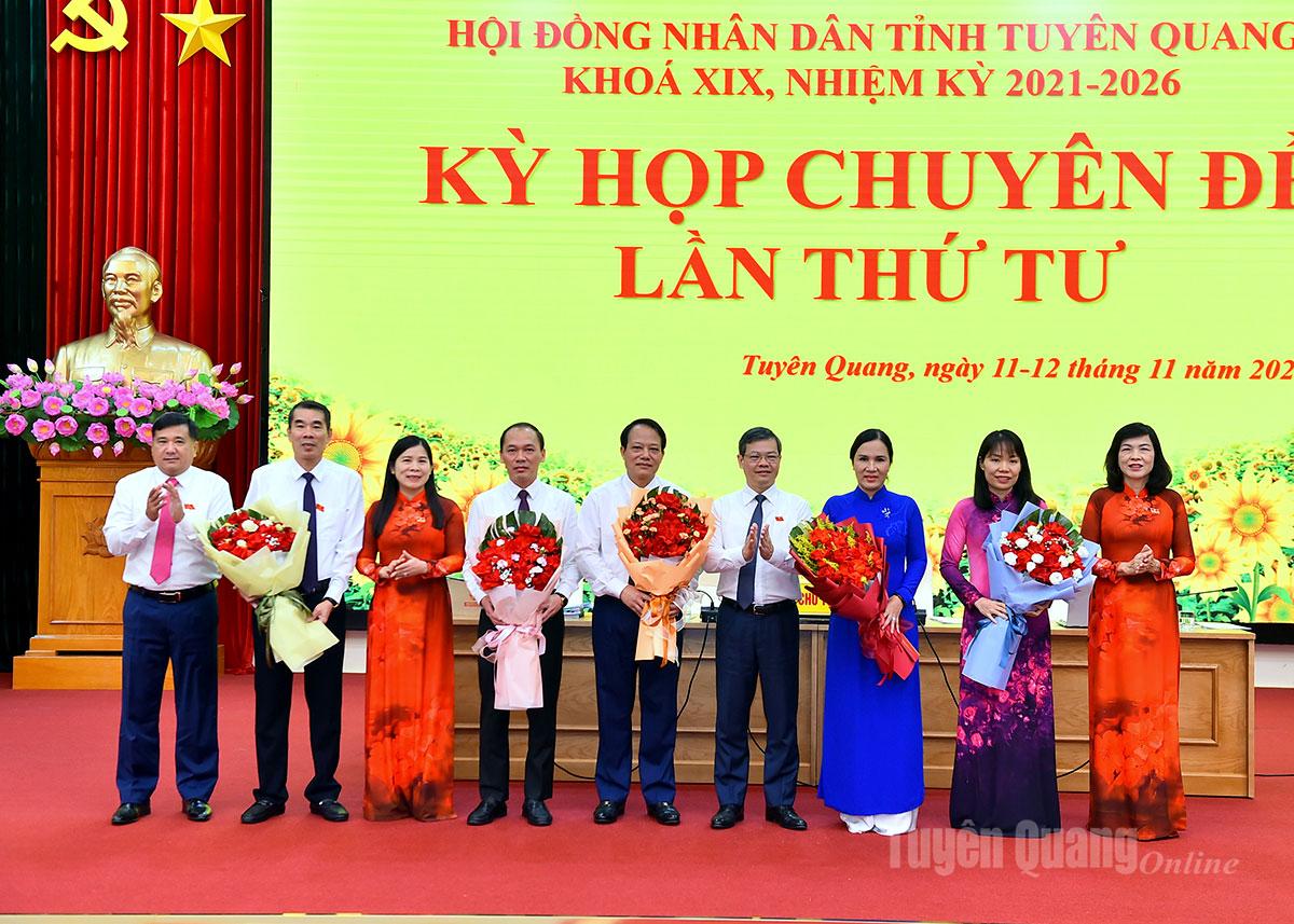 ថ្នាក់ដឹកនាំក្រុមប្រឹក្សាប្រជាជនខេត្ត ជូនកម្រងផ្កាដល់សមមិត្តដែលទើបតែត្រូវបានបណ្តេញចេញពីតំណែង និងបោះឆ្នោតជាសមាជិកគណៈកម្មាធិការប្រជាជនខេត្តក្នុងកិច្ចប្រជុំ។