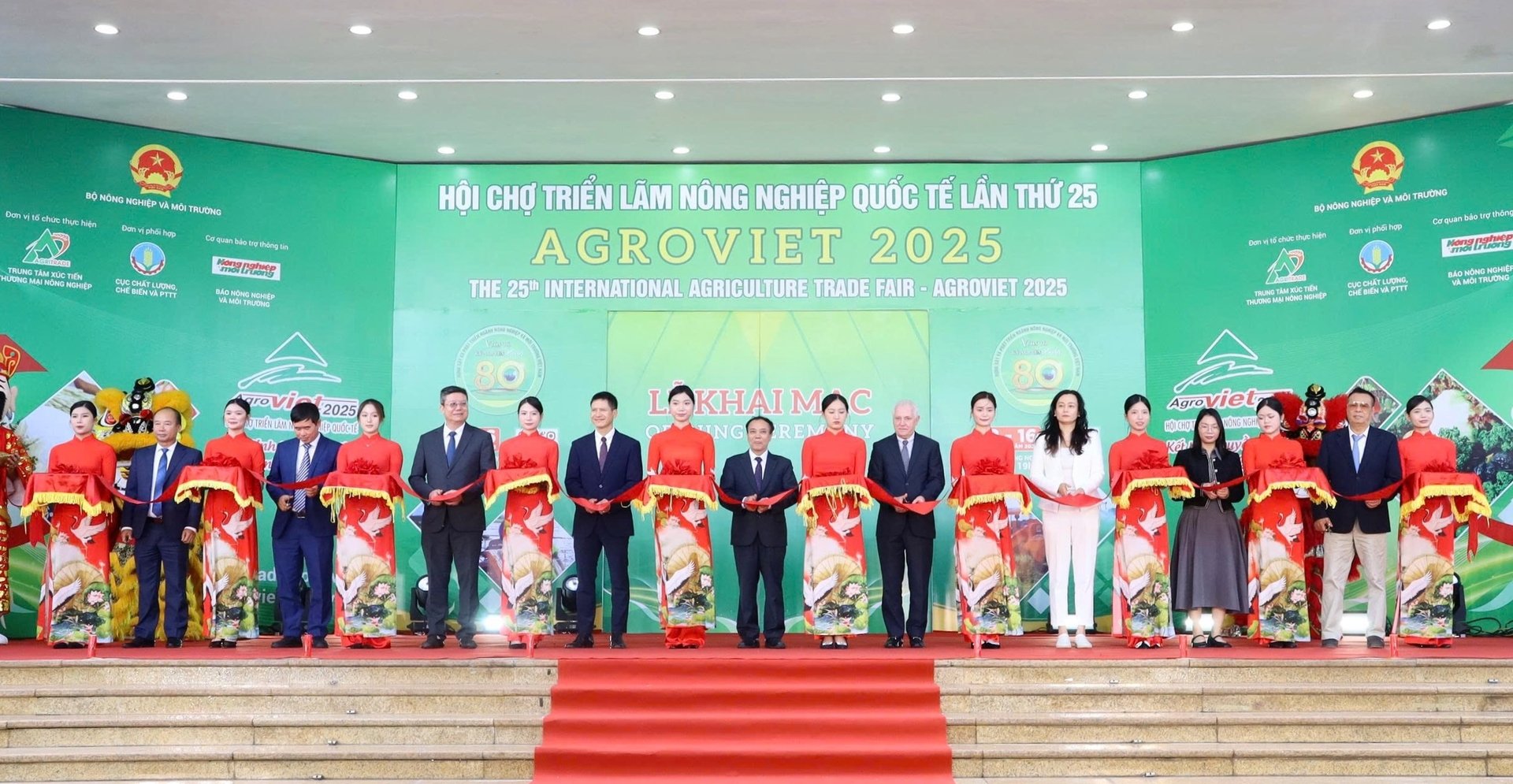 Các đại biểu cắt băng khai mạc Hội chợ triển lãm Nông nghiệp Quốc tế lần thứ 25 - AgroViet 2025. Ảnh: Phương Linh.