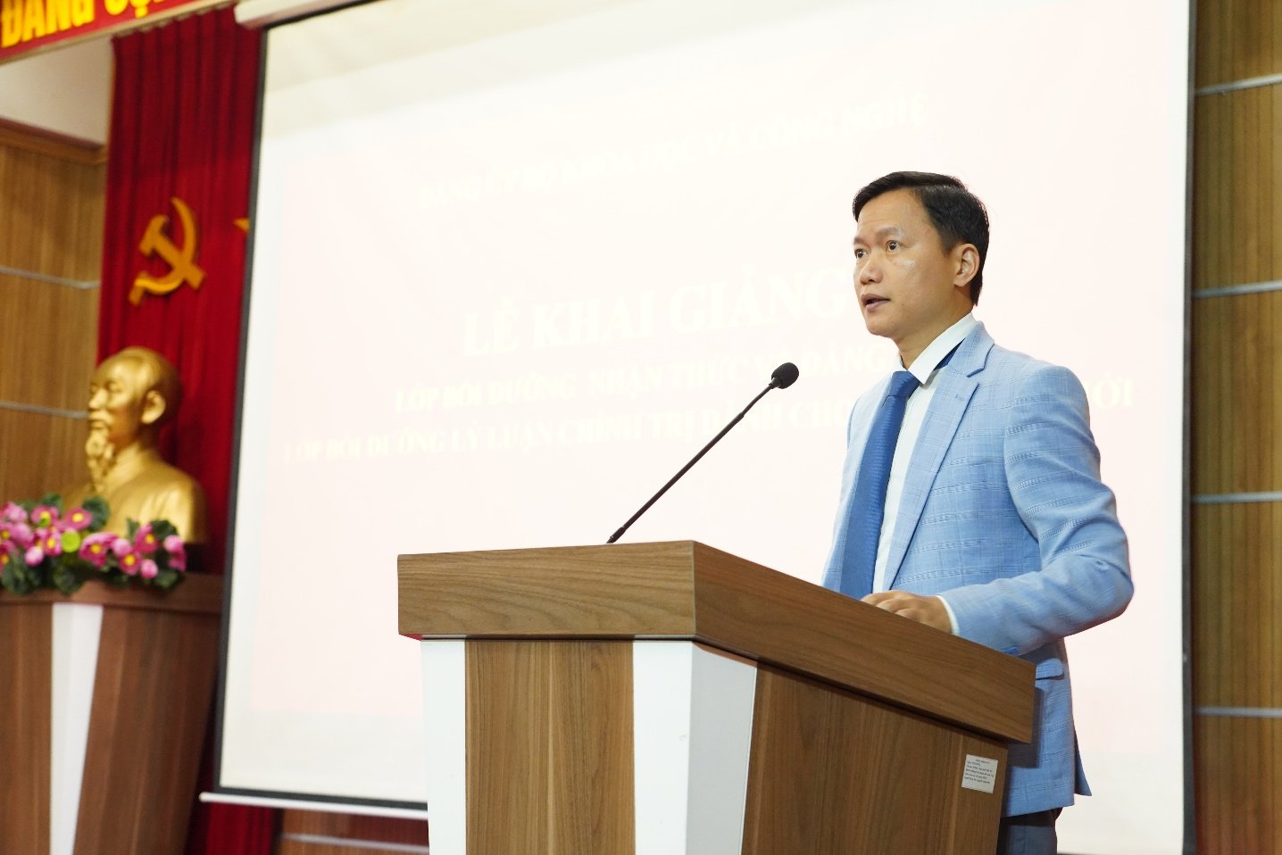 Khai giảng Lớp bồi dưỡng nhận thức về Đảng và lý luận chính trị dành cho đảng viên mới năm 2025 - Ảnh 3.