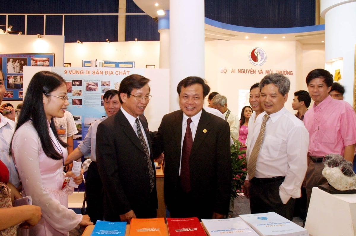 Nguyên Bộ trưởng Bộ TN&MT Mai Ái Trực (thứ 2 từ trái sang) và nguyên Bí thư Thành ủy Hà Nội Phạm Quang Nghị cùng nguyên Bộ trưởng Bộ TN&MT Phạm Khôi Nguyên (áo trắng thứ 4 từ trái sang) tại triển lãm thành tựu địa chất. Ảnh: Hoàng Minh.