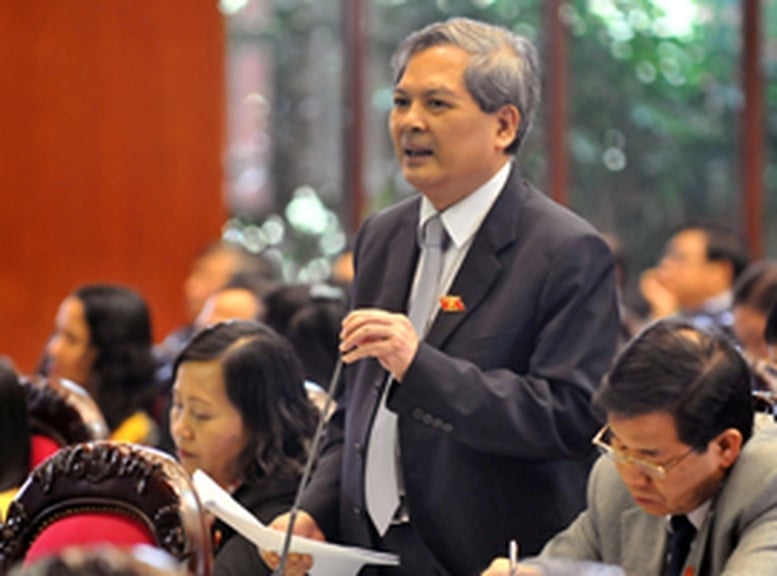 ທ່ານລັດຖະມົນຕີກະຊວງຊັບພະຍາກອນທຳມະຊາດ ແລະ ສິ່ງແວດລ້ອມ Pham Khoi Nguyen ຕອບຄຳຊັກຖາມຂອງບັນດາຜູ້ແທນສະພາແຫ່ງຊາດກ່ຽວກັບການຂຸດຄົ້ນບໍ່ແຮ່ bauxite ໃນວັນທີ 22 ພະຈິກ 2010. ພາບ: Chinhphu.vn. Bộ trưởng Tài nguyên và Môi trường Phạm Khôi Nguyên trả lời câu hỏi của Đại biểu quốc hội về vấn đề khai thác bauxite ngày 22/11/2010. Ảnh: Chinhphu.vn.