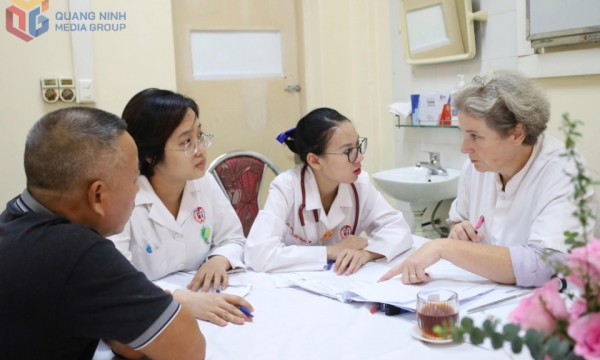 Đoàn chuyên gia Bệnh viện Saint Dizier (Pháp) chia sẻ chuyên môn tại Bệnh viện Việt Nam - Thụy Điển Uông Bí