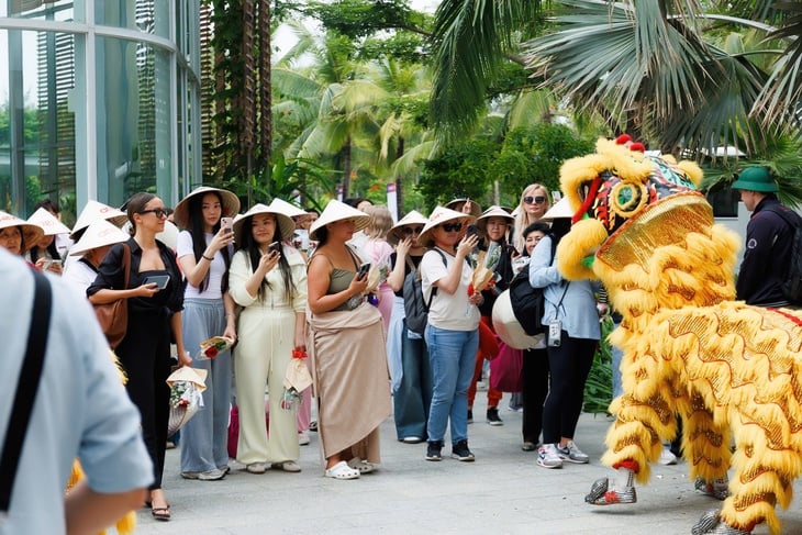 Khách Nga - Ảnh 2.