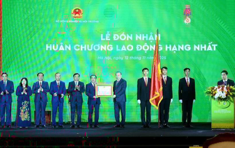 ທ່ານ​ເລຂາທິການ​ໃຫຍ່ To Lam ມອບ​ຫຼຽນ​ໄຊ​ແຮງ​ງານ​ຊັ້ນ 1 ​ໃຫ້​ກະຊວງ​ກະສິກຳ ​ແລະ ສິ່ງ​ແວດ​ລ້ອມ. (ພາບ: DANG KHOA)