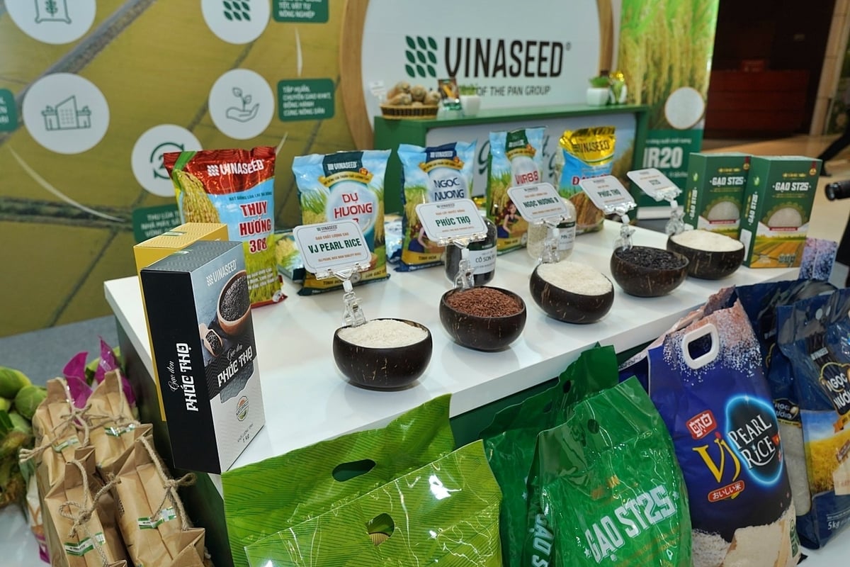 Một số sản phẩm nổi bật được Vinaseed mang tới hội nghị. Ảnh: Bảo Thắng.