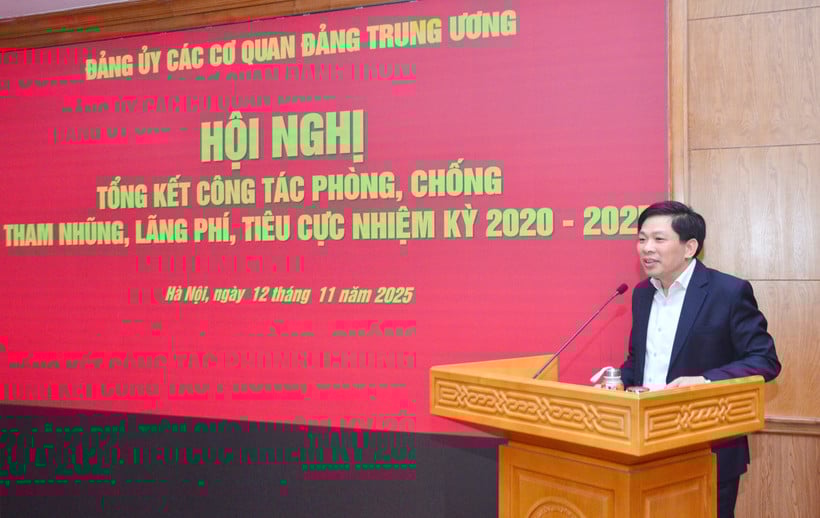 ສະຫາຍ ດັ້ງວັນຢຸງ, ຮອງຫົວໜ້າຄະນະກຳມະການພາຍໃນສູນກາງ ກ່າວຄຳເຫັນທີ່ກອງປະຊຸມ. (ພາບ: ພິມມະສອນ)